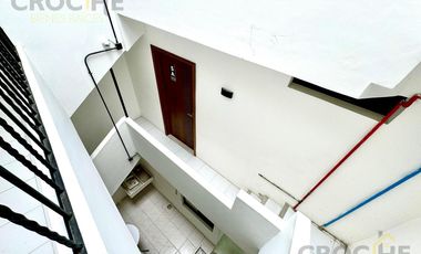 Edificio con departamentos y locales en venta en la zona de los berros