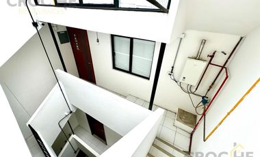 Edificio con departamentos y locales en venta en la zona de los berros