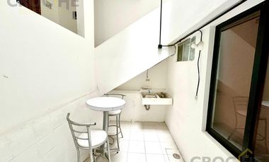 Edificio con departamentos y locales en venta en la zona de los berros