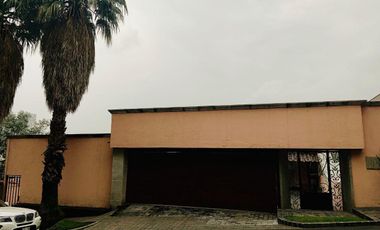 Casa en venta en Bosques de las Lomas para actualizar buena calle