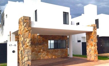Venta de Casa con Piscina en Privada con Amenidades, Zona Norte de Mérida