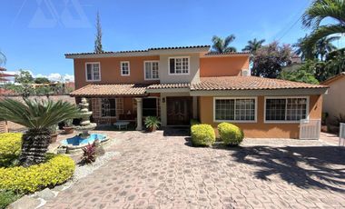 Casa en Venta y Renta  dentro de Calle cerrada con Seguridad, en  Palmira Tinguindin, Cuernavaca Mor