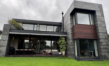 Sublime casa moderna colindante al Club de Golf los Encinos