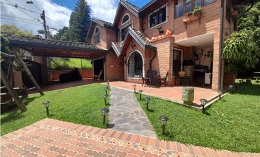 Casa campestre de dos niveles en San Antonio de Prado: