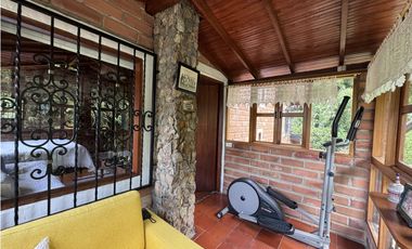 Casa campestre de dos niveles en San Antonio de Prado: