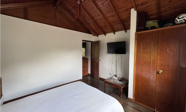 Casa campestre de dos niveles en San Antonio de Prado: