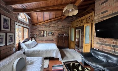 Casa campestre de dos niveles en San Antonio de Prado: