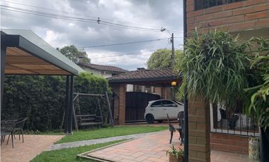 Casa campestre de dos niveles en San Antonio de Prado: