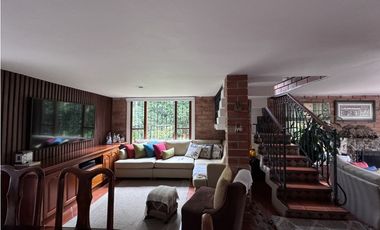 Casa campestre de dos niveles en San Antonio de Prado: