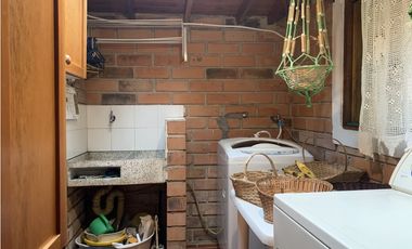 Casa campestre de dos niveles en San Antonio de Prado: