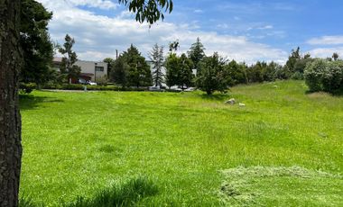 Terreno plano con dos frentes en Club de Golf los Encinos