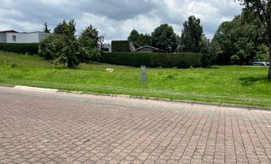 Terreno plano con dos frentes en Club de Golf los Encinos