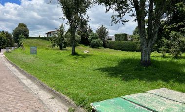 Terreno plano con dos frentes en Club de Golf los Encinos