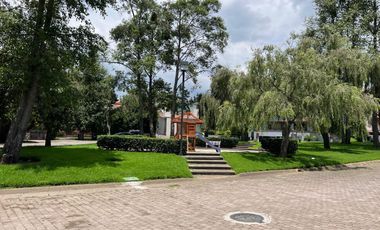 Terreno plano con dos frentes en Club de Golf los Encinos