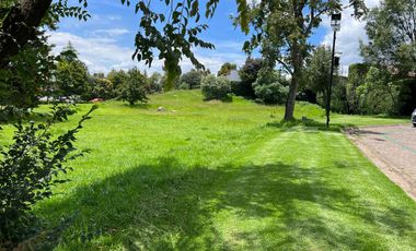 Terreno plano con dos frentes en Club de Golf los Encinos