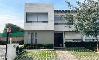 Venta de Casa Fracc. Pedregal del Bosque, Calimaya  URGE  POR CAMBIO DE RESIDENCIA BAJA DE PRECIO