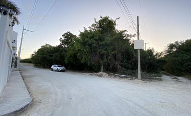 Renta Terreno de 1100 m2 Uso Mixto en Esquina a una calle de la Av huayacan Cancún C3194