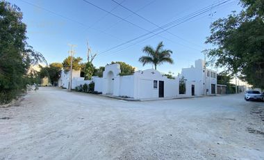Renta Terreno de 1100 m2 Uso Mixto en Esquina a una calle de la Av huayacan Cancún C3194