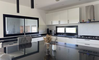 Casa en Venta- Barrio El Naudir-5 Ambientes-Pileta-Laguna-Losa radiante-Escobar