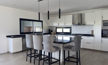 Casa en Venta- Barrio El Naudir-5 Ambientes-Pileta-Laguna-Losa radiante-Escobar