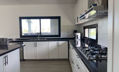 Casa en Venta- Barrio El Naudir-5 Ambientes-Pileta-Laguna-Losa radiante-Escobar