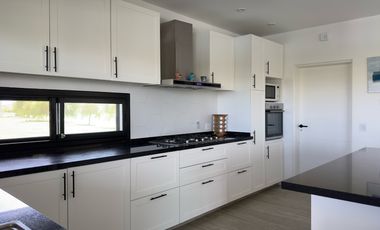 Casa en Venta- Barrio El Naudir-5 Ambientes-Pileta-Laguna-Losa radiante-Escobar