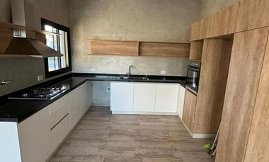 CASA EN VENTA  - 4AMB C/ PILETA - LAGOS DE CANNING 1 - CANNING