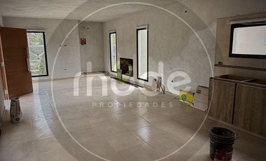 Casa a estrenar en Costa del Este - Calle Malvones e/ Pensamientos al 579