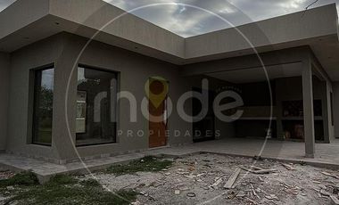 Casa a estrenar en Costa del Este - Calle Malvones e/ Pensamientos al 579