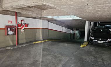 Cochera fija cubierta por rampa a pasos de la Av. 9 de Julio.
