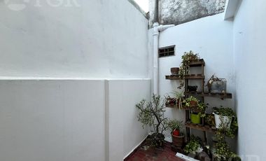 Departamento tipo PH. 3 ambientes-Patio-Lavadero.
