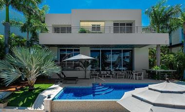 Casa en Venta Puerto Cancún Frente a Canal y con muelle