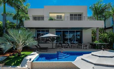 Casa en Venta Puerto Cancún Frente a Canal y con muelle