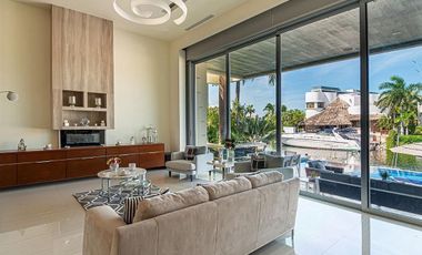 Casa en Venta Puerto Cancún Frente a Canal y con muelle