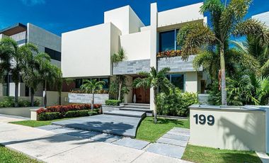 Casa en Venta Puerto Cancún Frente a Canal y con muelle