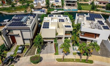 Casa en Venta Puerto Cancún Frente a Canal y con muelle