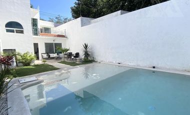 Venta  o Renta Casa sobre Avenida - Palmira Tinguindin, Cuernavaca Mor.