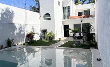 Venta  o Renta Casa sobre Avenida - Palmira Tinguindin, Cuernavaca Mor.