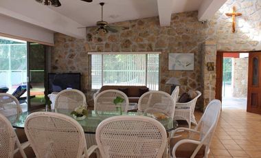 CASA CON CANCHA DE TENIS EN VENTA TEQUES