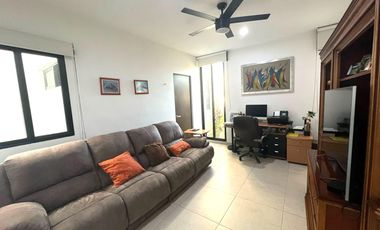 Venta Casa de 4 recámaras y Paneles Solares en Privada con Amenidades