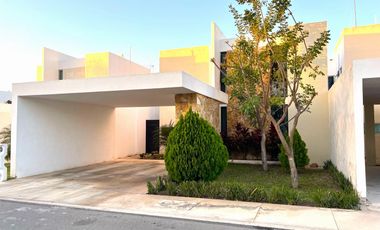Venta Casa de 4 recámaras y Paneles Solares en Privada con Amenidades