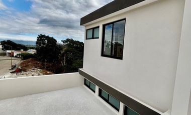 Casa en venta con diseño exclusivo en Fracc. Paseo de la Reina