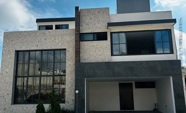 Casa en venta con diseño exclusivo en Fracc. Paseo de la Reina