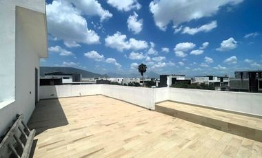 Casa en Venta en La Encomienda, Escobedo, 4 Recámaras, Alberca y Frente a Parque