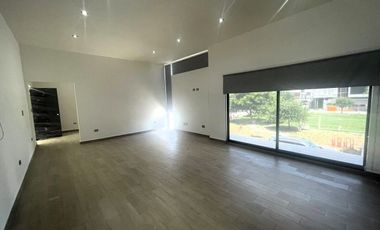Casa en Venta en La Encomienda, Escobedo, 4 Recámaras, Alberca y Frente a Parque