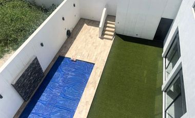 Casa en Venta en La Encomienda, Escobedo, 4 Recámaras, Alberca y Frente a Parque