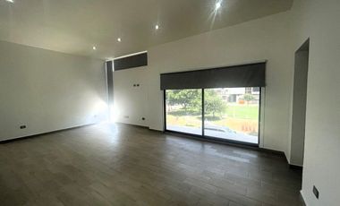 Casa en Venta en La Encomienda, Escobedo, 4 Recámaras, Alberca y Frente a Parque