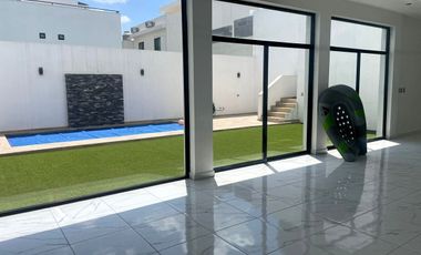 Casa en Venta en La Encomienda, Escobedo, 4 Recámaras, Alberca y Frente a Parque