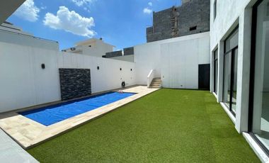 Casa en Venta en La Encomienda, Escobedo, 4 Recámaras, Alberca y Frente a Parque