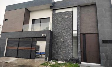 Casa en Venta en La Encomienda, Escobedo, 4 Recámaras, Alberca y Frente a Parque